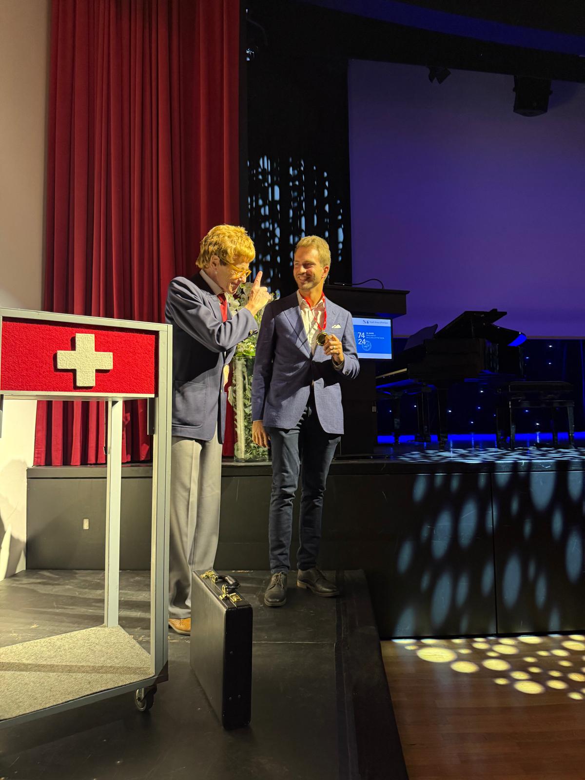 Parlamentspräsident Simon Binder und Komiker Gögi Hofmann im Gespräch.