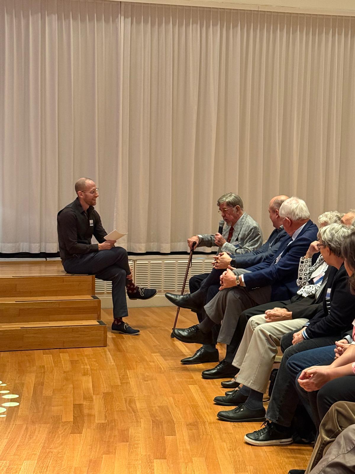 David Baumgartner (rechts mit Stock) nimmt Moderator Dani Wüthrich und die Gäste auf eine Zeitreise ins Jahr 1974 zurück. David Baumgartner war der erste Parlamentspräsident und leitete die erste Sitzung.