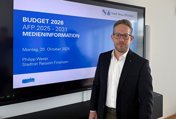 Stadtrat Philipp Wespi, Ressort Finanzen, präsentiert das Budget 2026 den Medien.