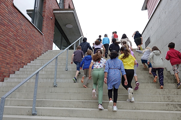 Kinder steigen die Schultreppe hoch