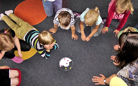 Kinder beim Spielen im Kreis