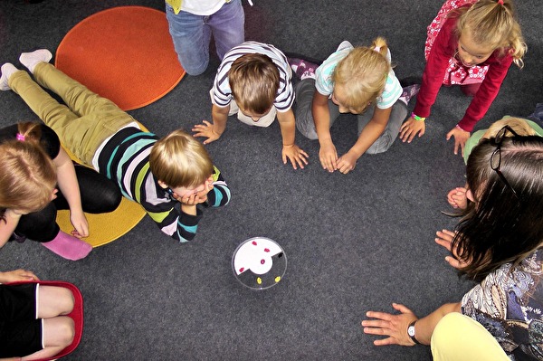 Kinder beim Spielen im Kreis