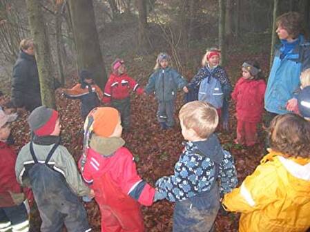 Kinder im Wald