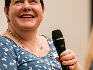 Podiumsgast: Monika Utzinger, Expertin in eigener Sache und Mitglied von Partizipation Uster, spricht über die Wichtigkeit der Teilhabe von Menschen mit Behinderungen bei der Umsetzung der UN-BRK. 