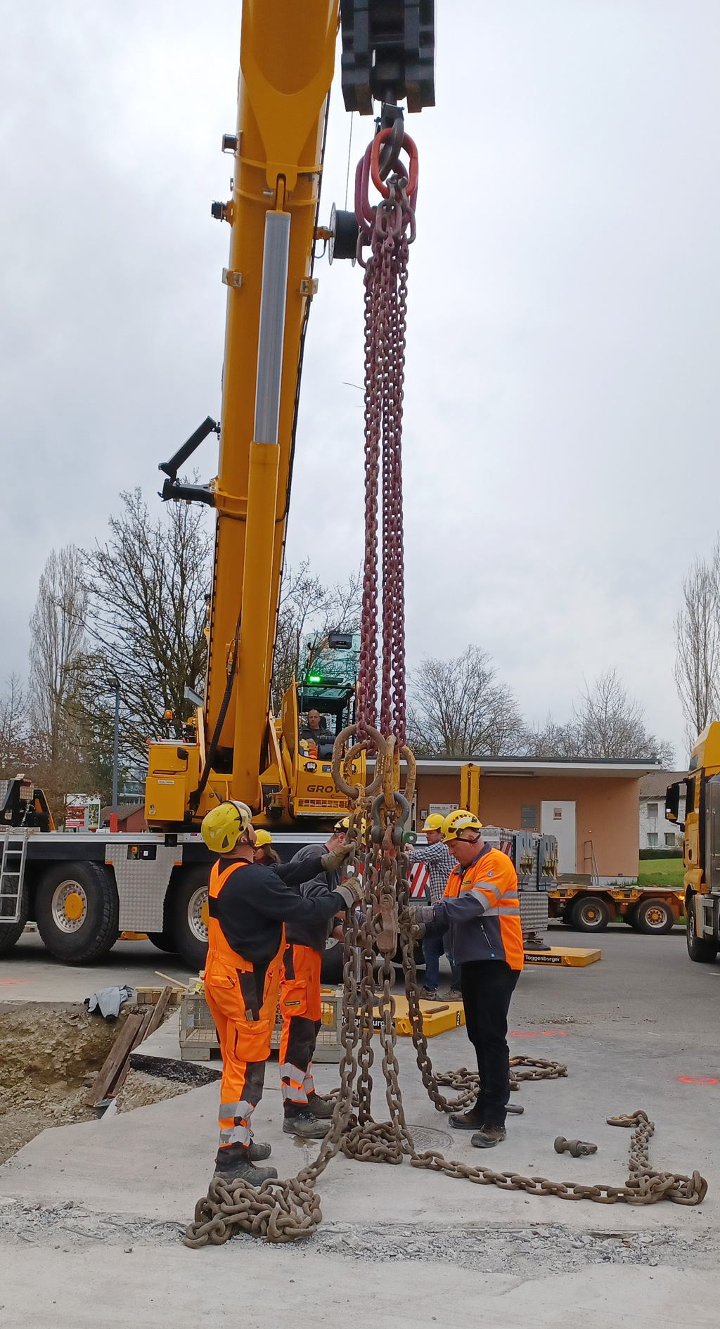 Die Mauer vor der ARA wird abgebrochen.