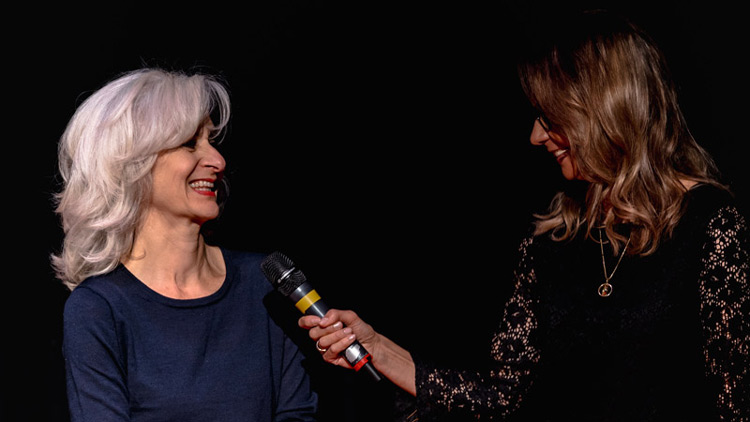 Kunstpreisträgerin Letizia Fiorenza beim Interview