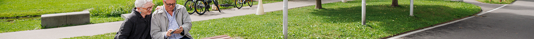 Ältere Menschen im Stadtpark