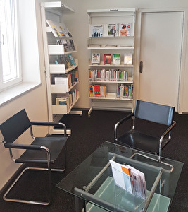 die Seniothek in der Bibliothek, Tisch, Sessel und Büchergestell