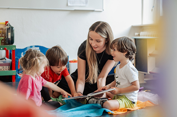 Person liest Kindern Buch vor