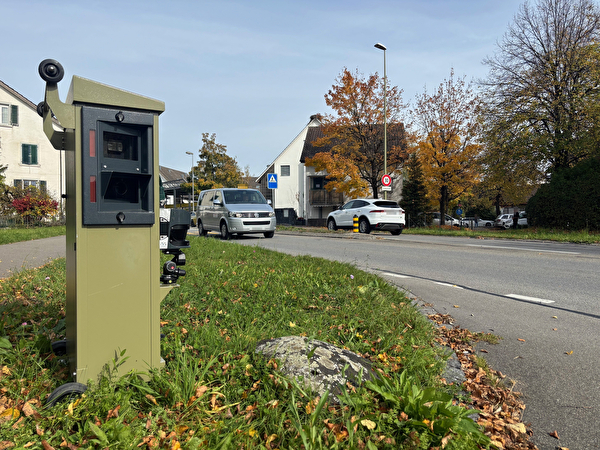 Geschwindigkeitsmessgerät am Strassenrand