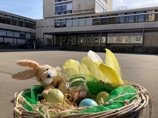 Symbolbild Osterdeko vor Stadthaus
