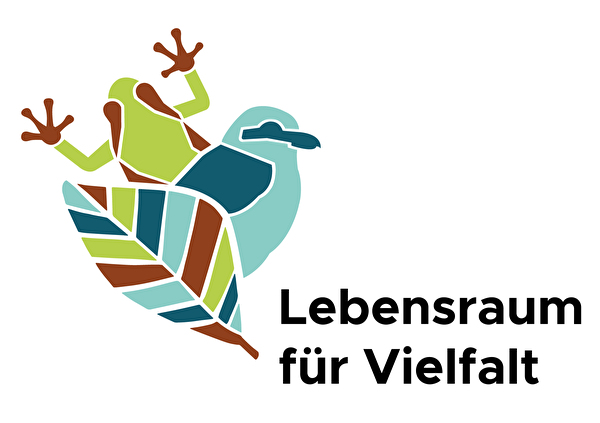 Das Logo des BIKs zeigt einen Laubfrosch, einen Neuntöter und ein Blatt in den Farben hellgrün, braun, hellblau und petrol. Der Slogan lautet: Lebensraum für Vielfalt.