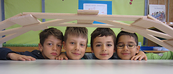 Kinder mit Brücke