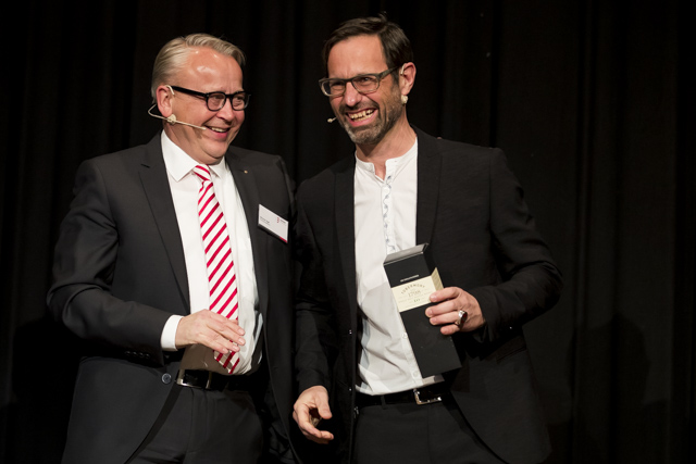 Abschluss der Veranstaltung mit Stadtpräsident Werner Egli und Moderator des Abends Christian Zwinggi (r.)