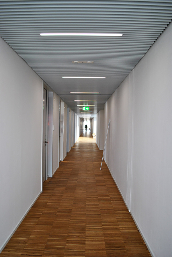 Blick in einen leeren Gang des Stadthauses West