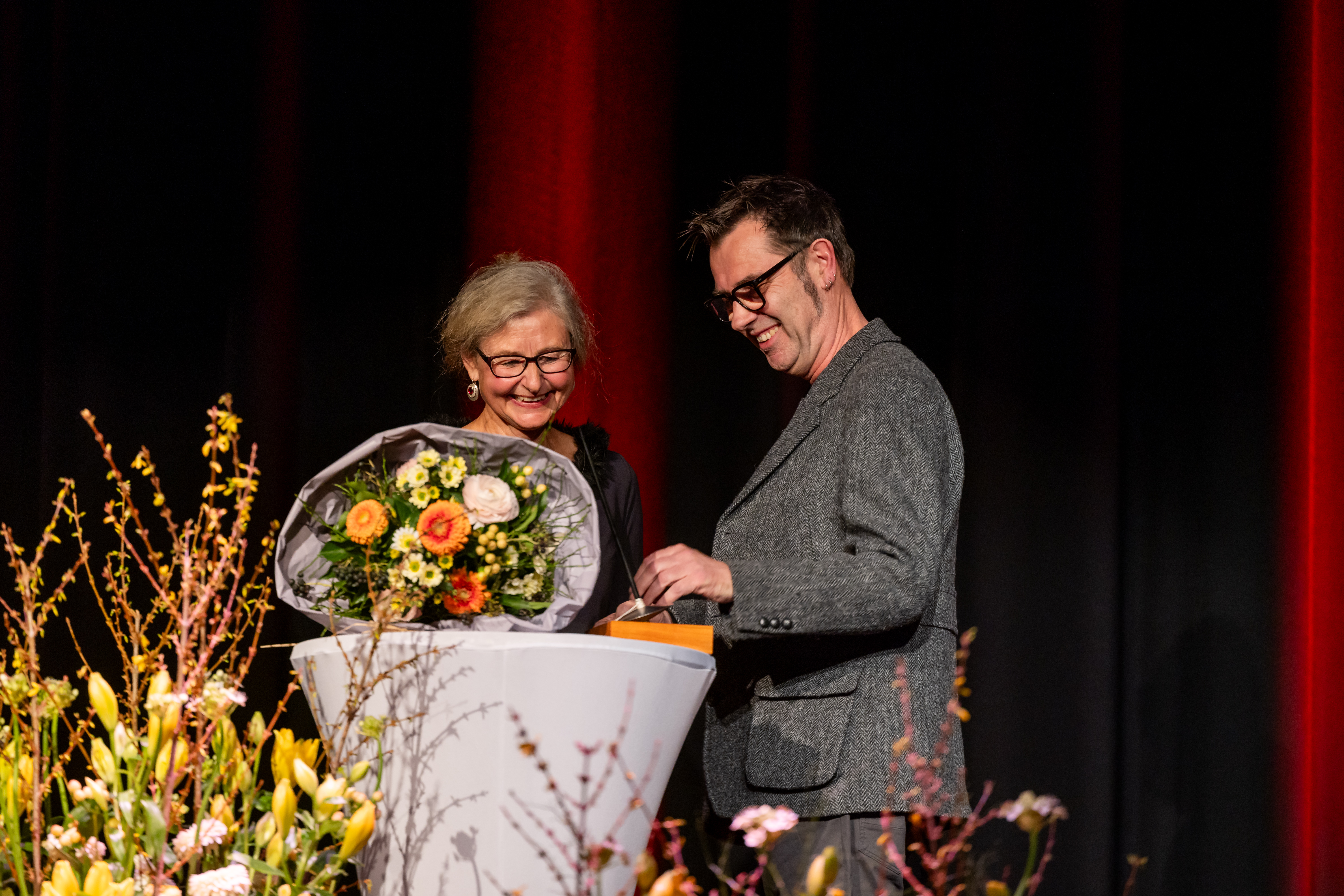 Stadtpräsidentin Barbara Thalmann und Kunstpreisträger Jan Czerwinski