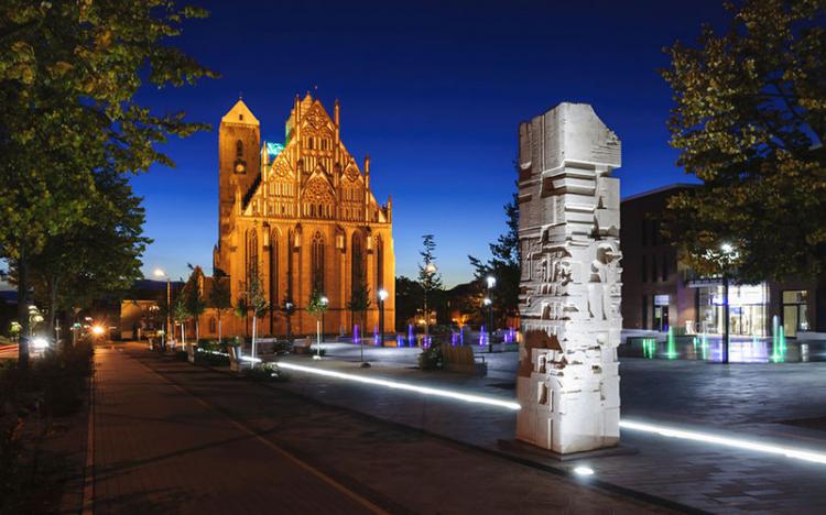 Marktberg mit Stadtstele und Marienkirche bei Nacht