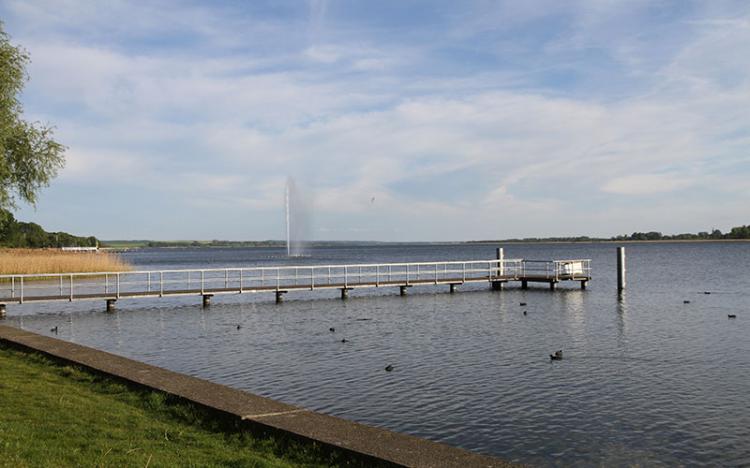 Wasserfontäne mit Schiffanlegestelle am Uckersee