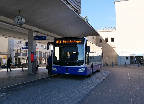 Buslinie 818 am Bahnhof Uster