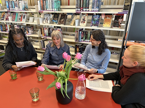 Shared Reading in der Bibliothek Uster. 