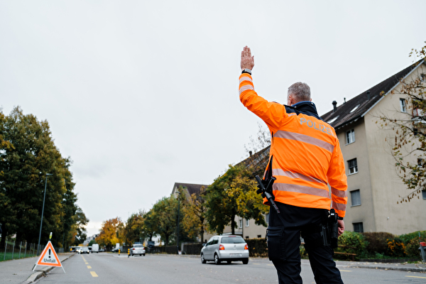 Im Juni 2023 fiel ein Mann mit seinem nichtvorschriftsgemässem E-Scooter einer regionalen Patrouille der Stadtpolizeien Illnau-Effretikon und Uster auf. Bei der anschliessenden Kontrolle stellte sich heraus, dass der Mann sein Fahrzeug in nicht fahrfähigem Zustand lenkte. Da sich der Lenker des Fahrzeuges während der Kontrolle unkooperativ und renitent zeigte, mussten weitere Kräfte aufgeboten werden. Um die rechtlichen Konsequenzen zu umgehen, blieb der Beschuldigte sämtlichen Vorladungen der Untersuchungsbehörde fern. Der Prozess gipfelte darin, dass der Mann nach Italien auswanderte und zu unkonventionellen Mitteln griff. 