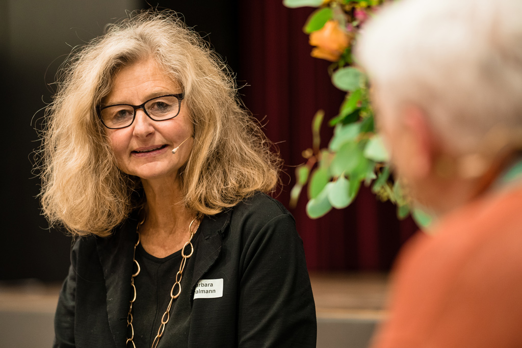 Barbara Thalmann, Stadtpräsidentin der Stadt Uster. Gegenüber von ihr ist Denyse Gundlich, Co-Moderation des Abends. 