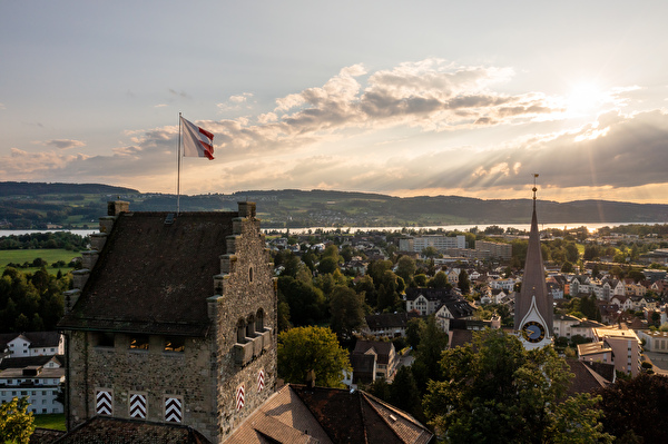 Schloss Uster mit Blick über den Greifensee
