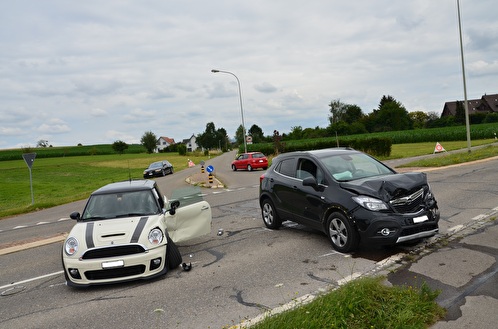 Zwei Personenwagen mit Totalschaden nach Unfall