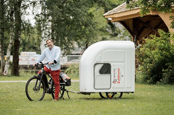 Sozialdiakon Rémy Beusch ist mit seinem Velo