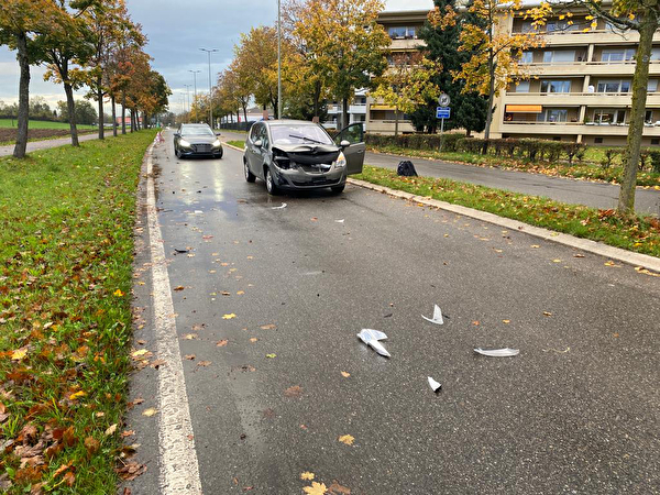 Nach Auffahrkollision beschädigtes Auto auf Fahrbahn
