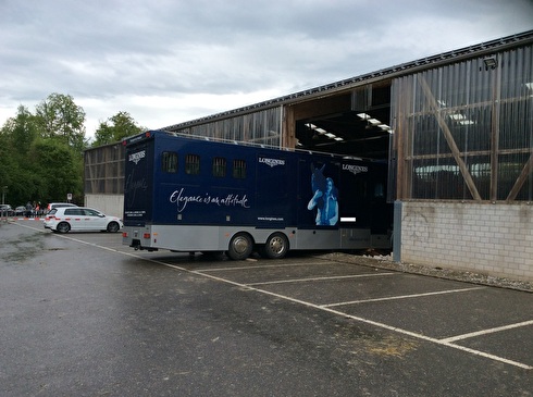 Lastwagen kracht in Reithalle