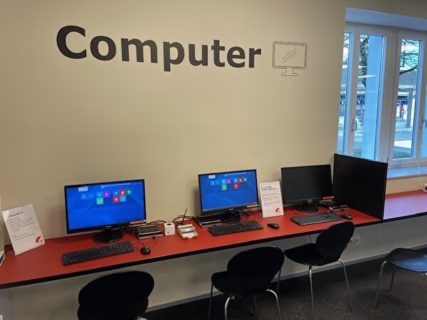 Computerstationen in der Bibliothek