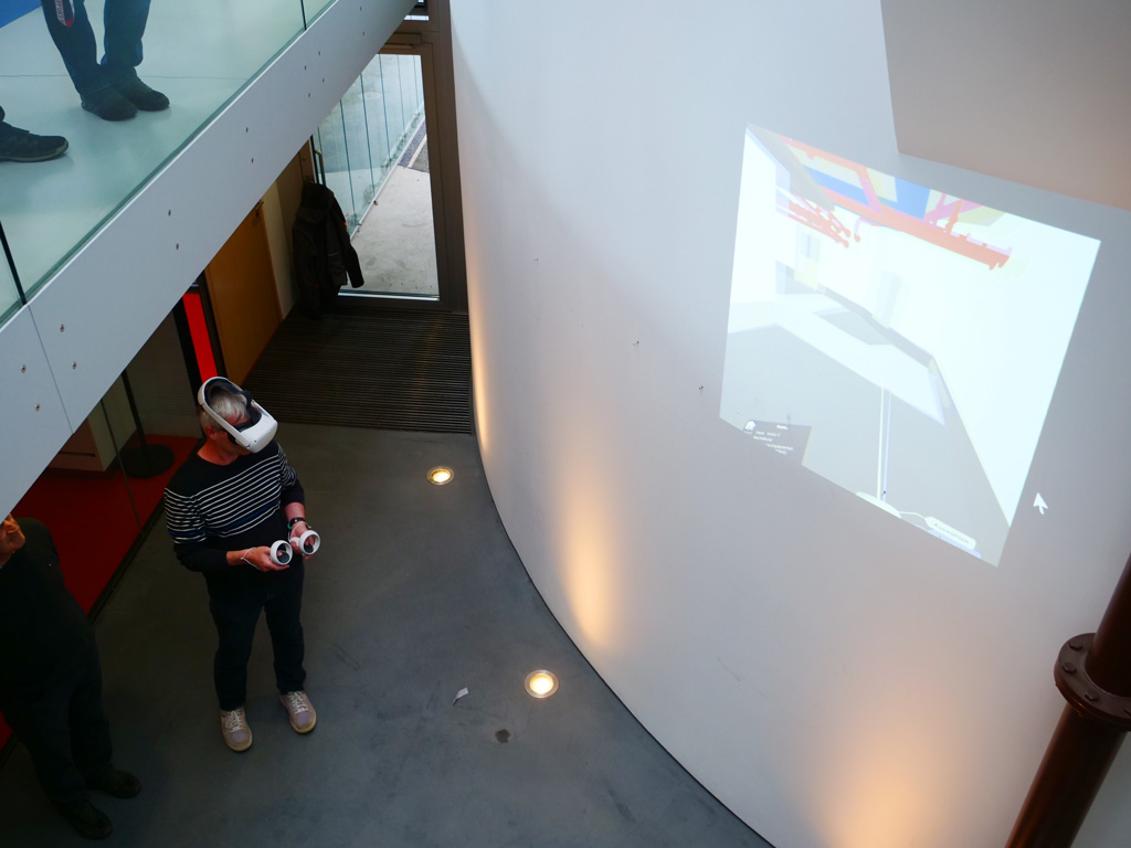 ARA-Chef Jörg Ringwald zeigt am Spatenstich-Anlass die Planungsarbeit mit der 3-D-Brille