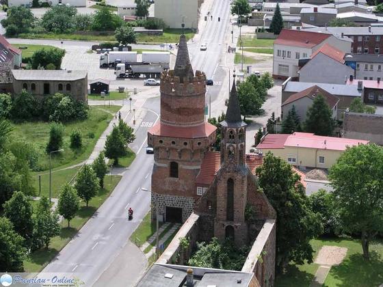Blick auf Mitteltorturm und Heiliggeistkirche
