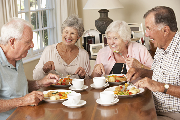 Gruppe von Seniorinnen und Senioren, die gemeinsam essen