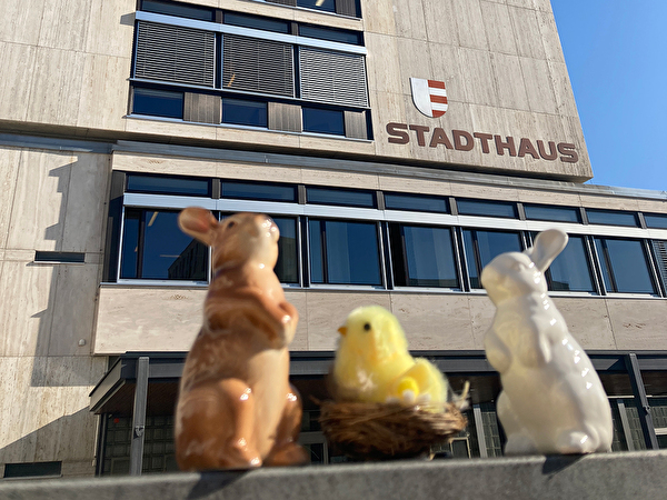 Osterhasen vor dem Stadthaus Uster