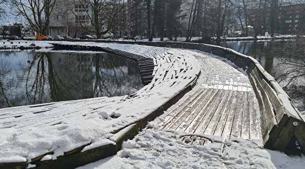 Vom Schnee befreite Kawamata-Brücke