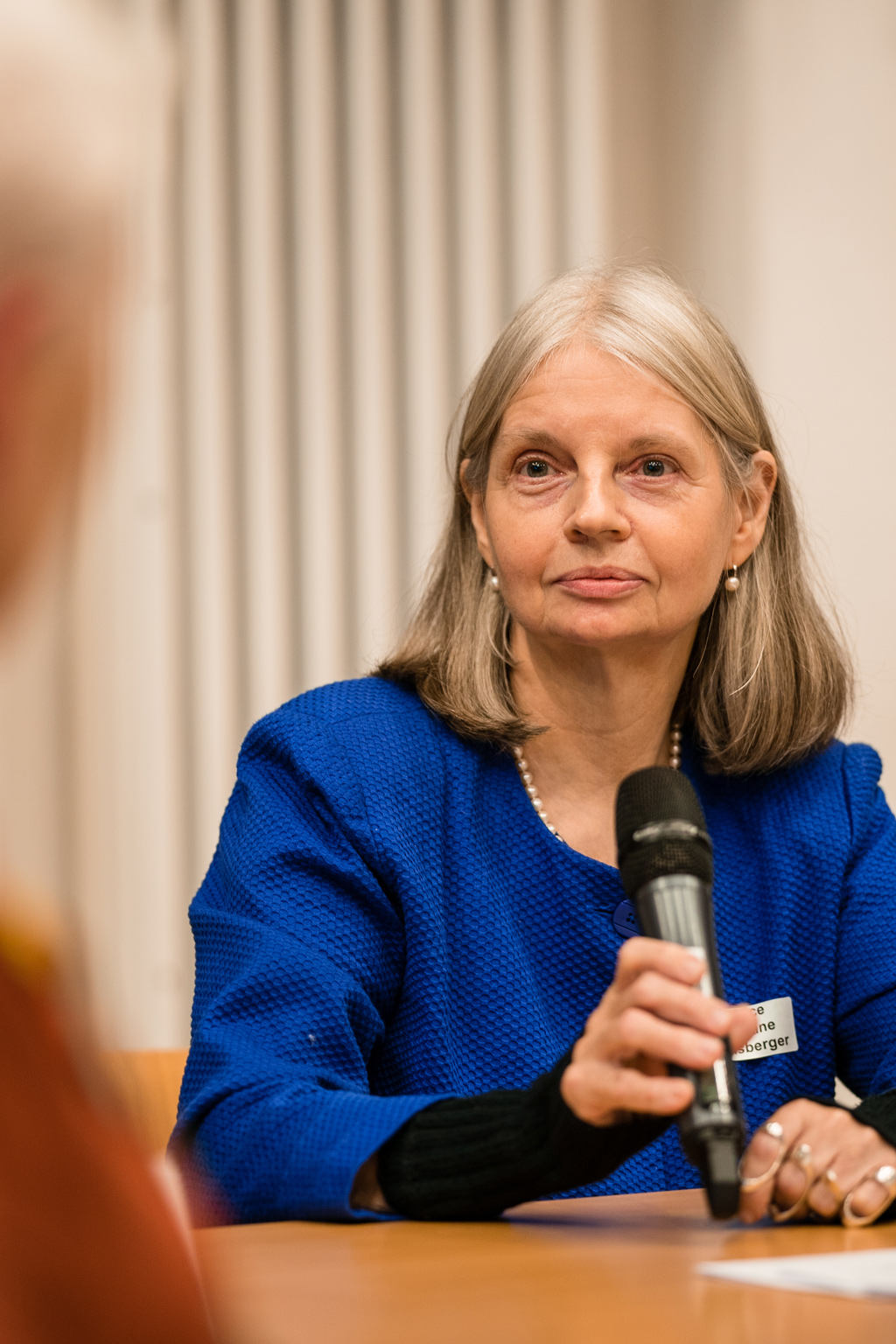 Podiumsgast: Bèatrice Christiane Röthlisberger, Expertin in eigener Sache, spricht  über die Plakat-Aktion von 2022. 
