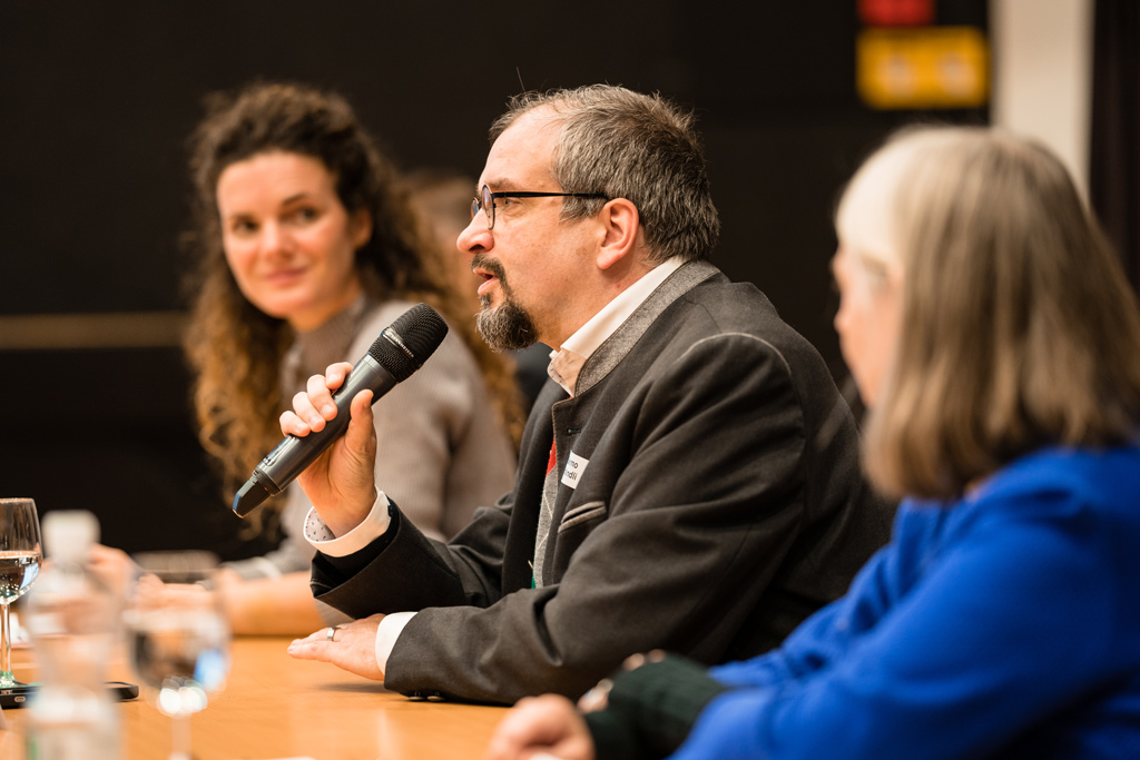 Podiumsgast: Berno Brändli (in der Mitte), Experte in eigener Sache. Er spricht über die Inklusion von Menschen mit Behinderungen in der Arbeitswelt. Ausserdem hat er bei der Plakat-Aktion für das Jahr 2022 mitgewirkt.