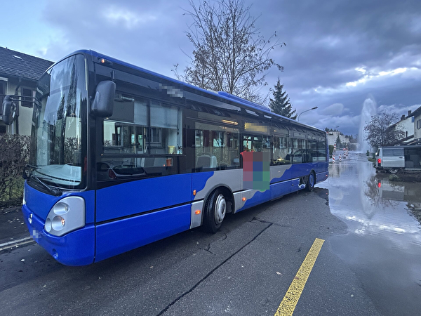 Am Freitagmorgen, 06. Dezember 2024, hat ein Linienbus in Uster einen Hydranten beschädigt. Verletzt worden ist niemand. Es entstand hoher Sachschaden.