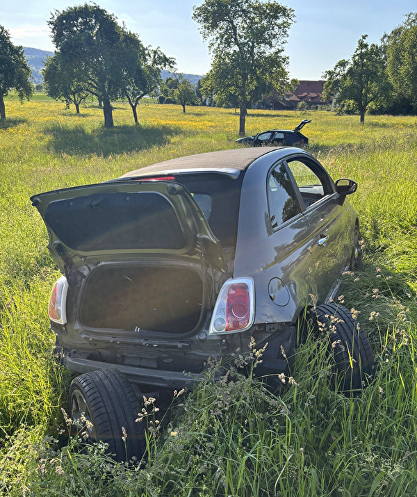 Zwei Autos im Feld nach Unfall