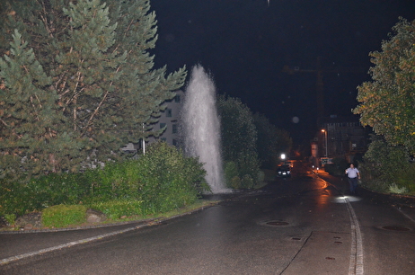 Wasserfontäne schiesst in die Luft nach Unfall