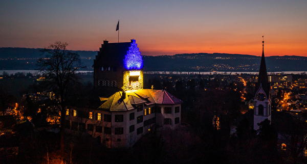 Schloss Uster mit ukrainischen Farben beleuchtet