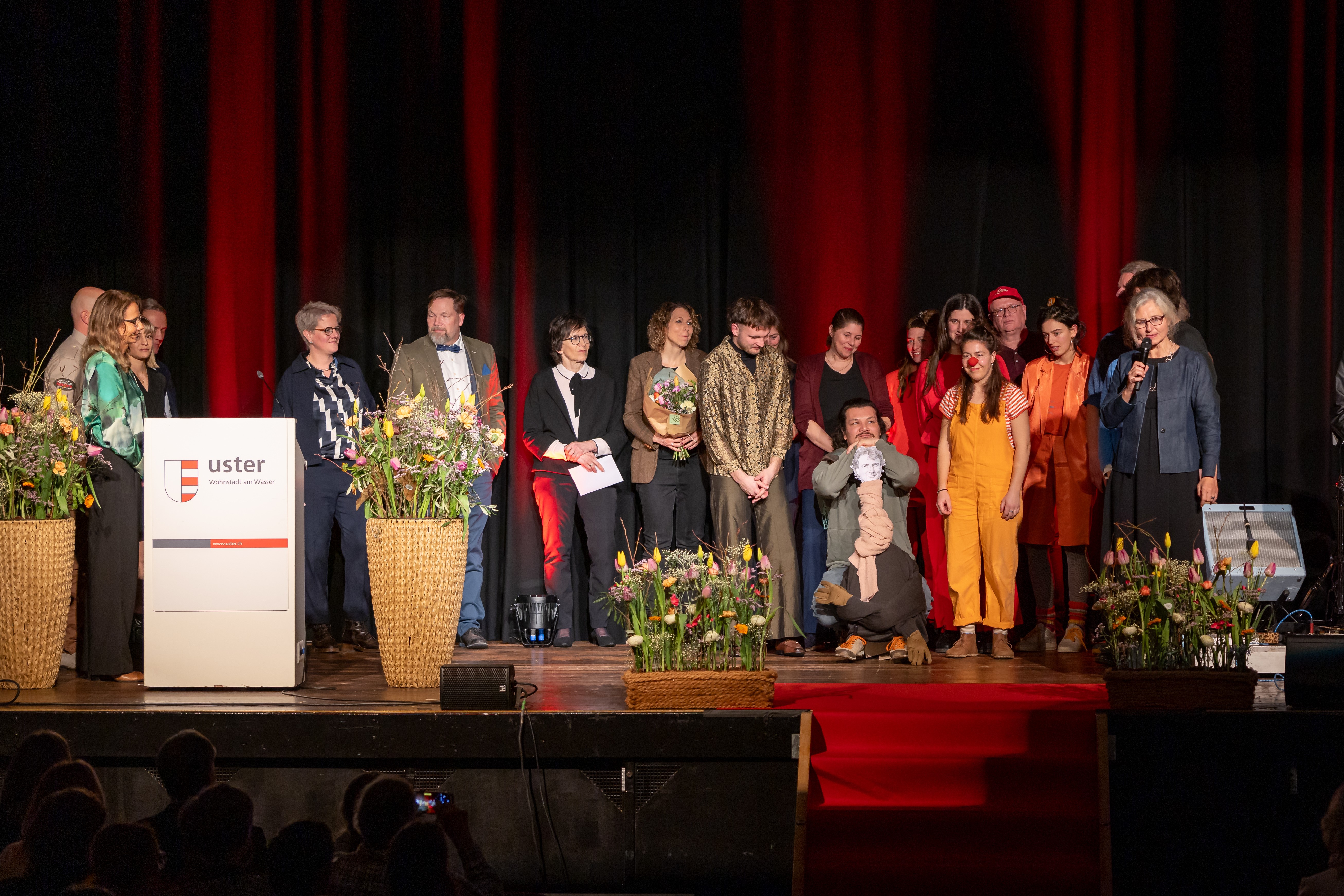 Alle Preisträgerinnen und Stadträte auf der Bühne