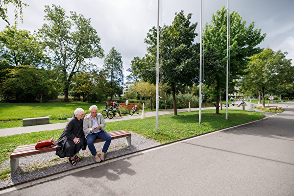 Ältere Menschen im Stadtpark