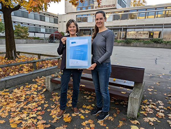 Stadträtin Karin Fehr und Nadine Freuler, Leiterin Fachstelle Nachhaltigkeit mit der Energiestadt Gold Urkunde