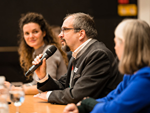 Podiumsgast: Berno Brändli (in der Mitte), Experte in eigener Sache. Er spricht über die Inklusion von Menschen mit Behinderungen in der Arbeitswelt. Ausserdem hat er bei der Plakat-Aktion für das Jahr 2022 mitgewirkt.