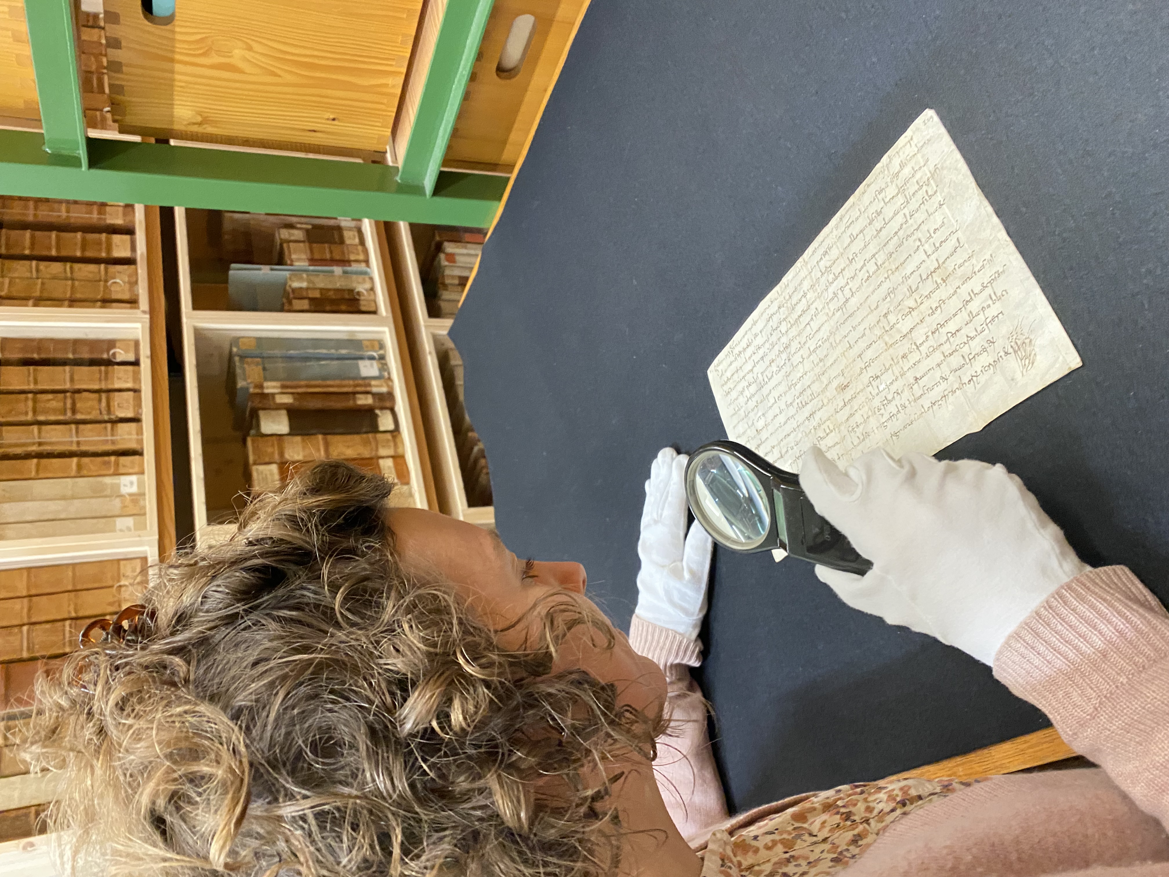 Die Historikerin Kathrin Moeschlin an der Arbeit mit der Urkunde