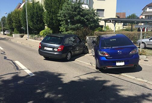 Kollision von zwei Personenwagen mit Elektroverteiler