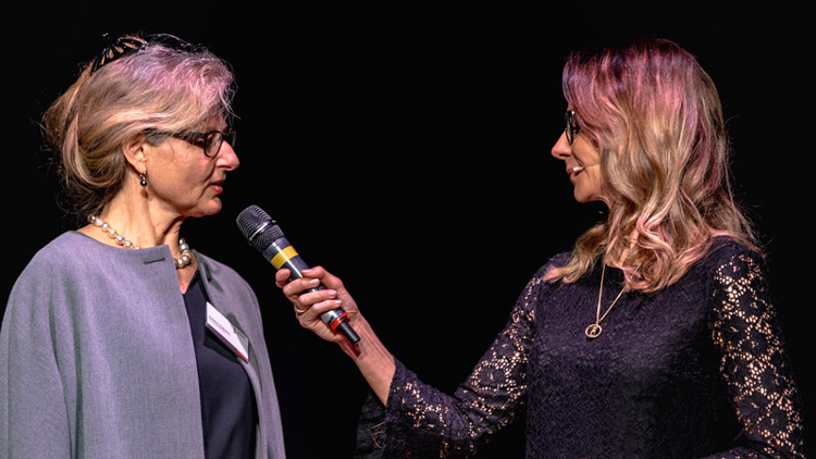 Barbara Thalmann beim Interviwe auf der Bühne